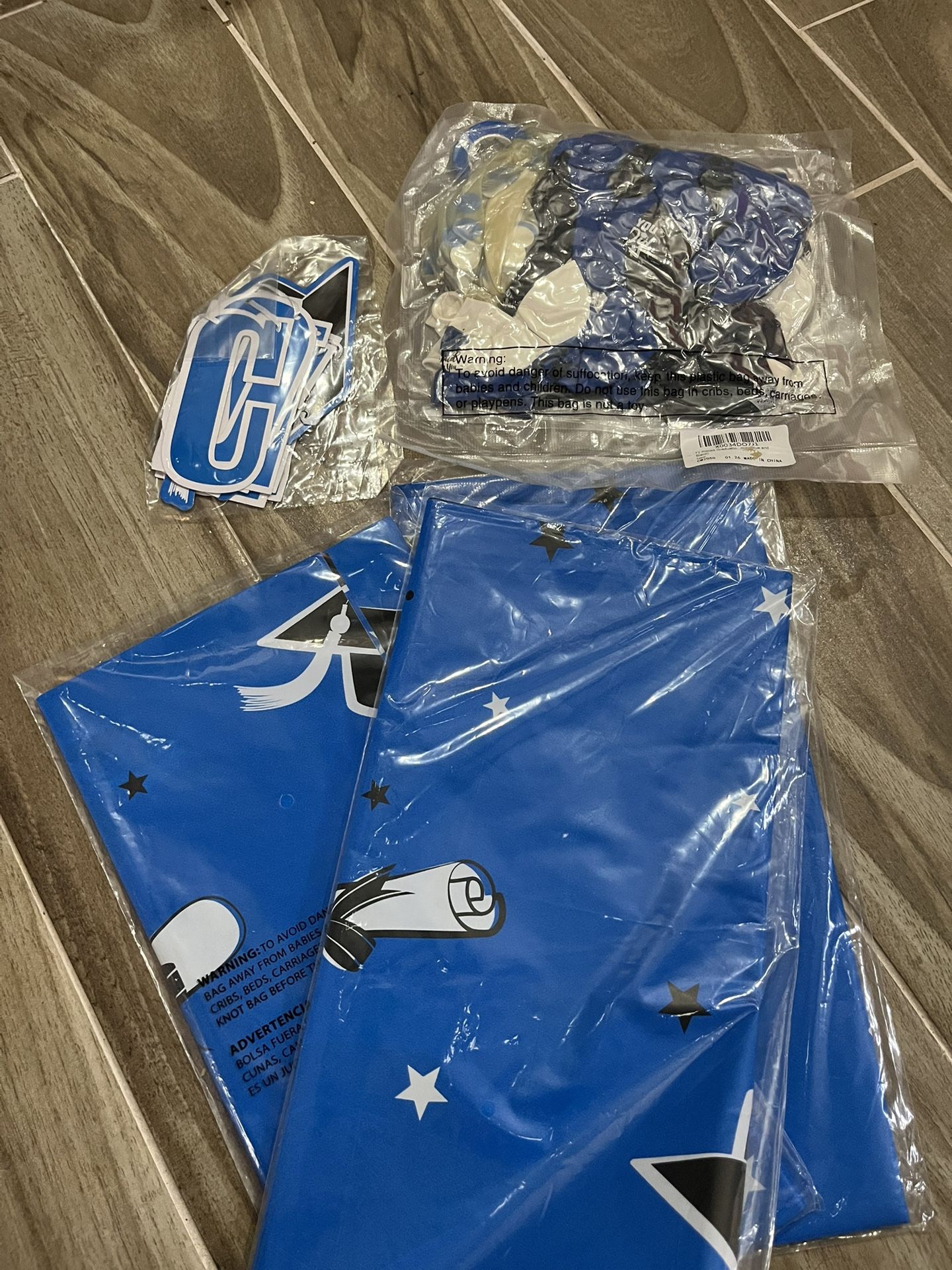 3 Graduation Table Cover With Small Banner And A Pack Of Balloons 
