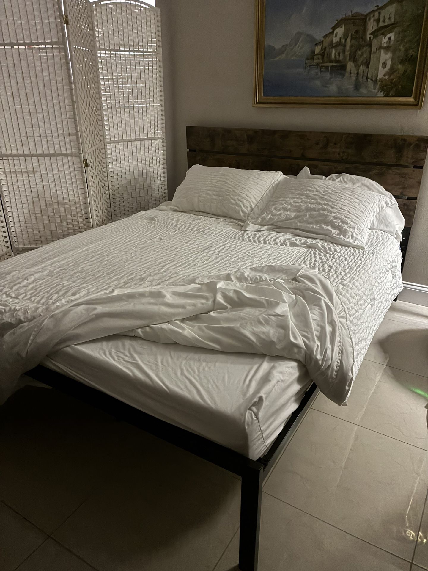 QUEEN SIZE WOOD FRAME BED