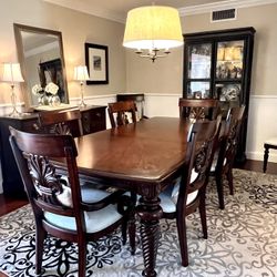 Gorgeous Tommy Bahama Dining Set With Eight Chairs. The table