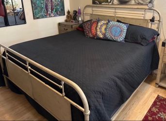 King Sturdy Metal Frame & Clean Mattress