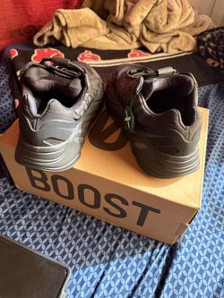700 Yeezy Black Size 9 like New 
