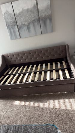 Gray Upholstered Daybed with Pull-Out Trundle – Twin Size