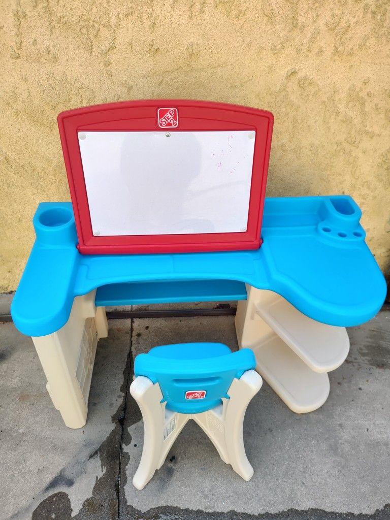 STEP 2 ACTIVITY DESK AND CHAIR SET