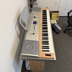 One ☝️ Man Band Keyboard 🎹 Player. 