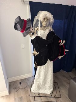 LIKE NEW - Halloween Life-Size Skeleton Wedding Couple Halloween Decoration