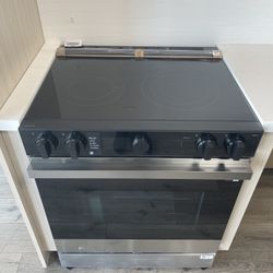 New Samsung Bespoke 30" Stainless Steel Slide In Electric Range nse6dg8500sr