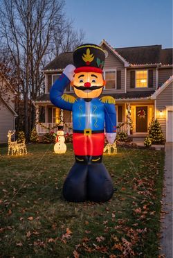 8 ft. Gemmy Airblown Inflatable Saluting Nutcracker Toy Soldier (Lit Lawn Decor)