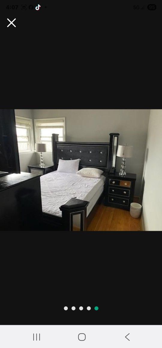 Queen size bedroom..