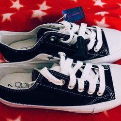 Brand New Sneakers Ladies Size (7)  CUTE 