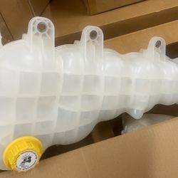 Coolant Tank for Freightliner Cascadia (2018-2023)  ● High Quality Coolant Tank (No SENSOR ISSUE at all)   ● Replacement for A000, 000  