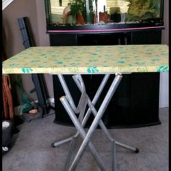 Folder table with steel feet 