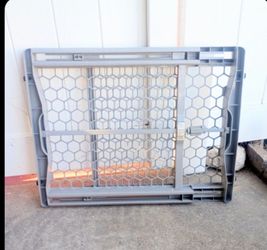 Pet Safe Gate 23" T Extends from 25" to 40"