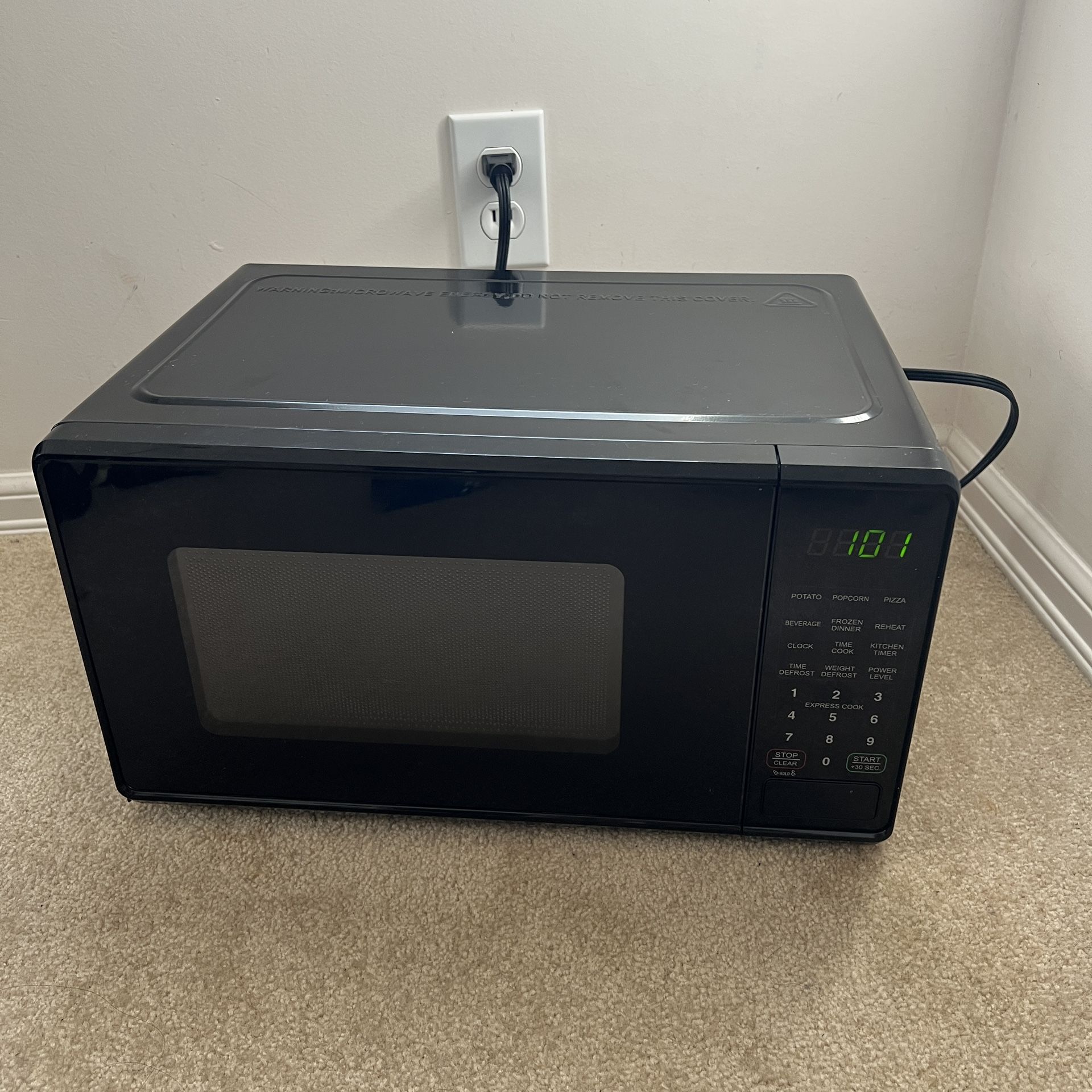 Mainstays 0.7 Cu ft Countertop Microwave Oven, 700 Watts, Black 