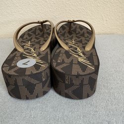 Womens Michael Kors Flip Flop-Brown/Gold Sandal MK Signature Logo Size 7