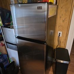 Avanti Fridge 14 Cubic Feet Silver And Black