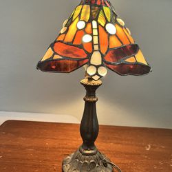 Vintage Tiffany Style Dragonfly Stained Glass Shell with Cast Iron Base Lamp 14” High 