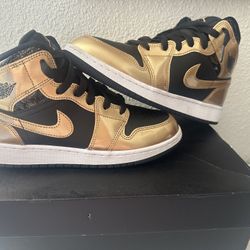 Metallic Gold Jordan 1 Mid Size 6.5y
