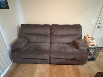 Great electric reclining  couch