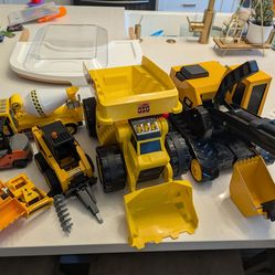 Construction vehicles toy bundle