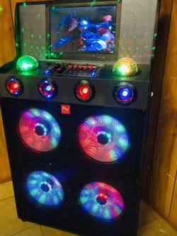 Equipo con cuatro bocinas 12” y pantalla wifi // wifi speaker with four 12” woofers