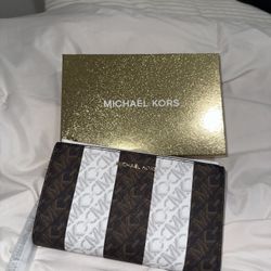 New Michael Kors Wristlet Wallet