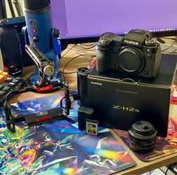 Fujifilm X-H2s camera bundle, comes with CF express card, TTartisan lens and camera cage.