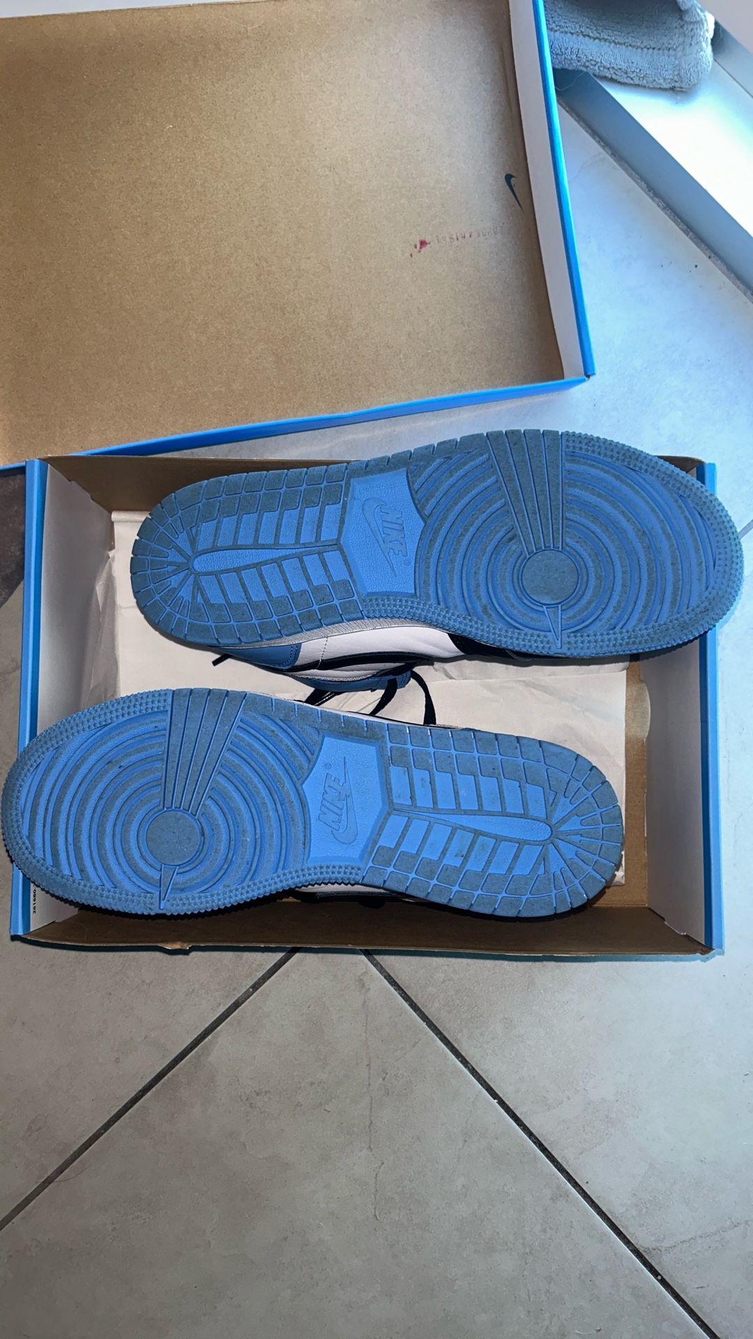 Size 7Y Jordan 1 retro high og Clothing