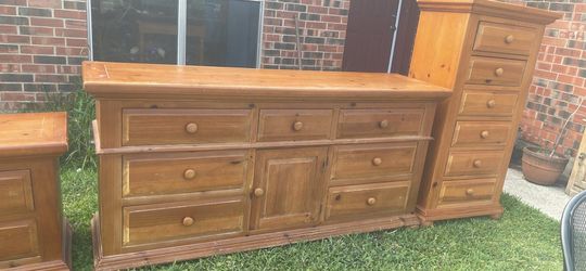 6 piece Broyhill bedroom set