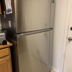 Refrigerator/freezer with Ice maker 