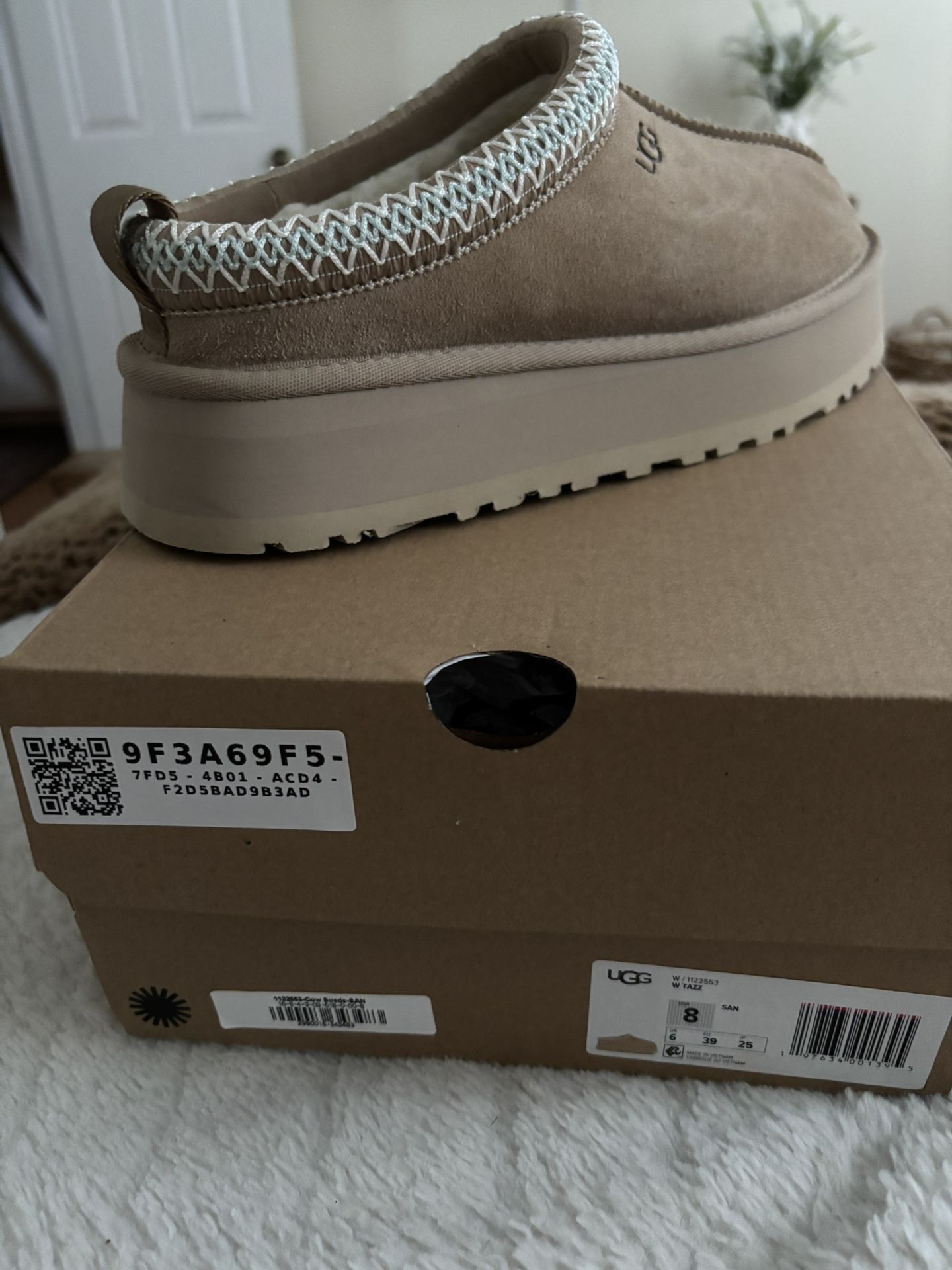 Ugg Women’s Tazz Slippers Size 8.   BRAND NEW