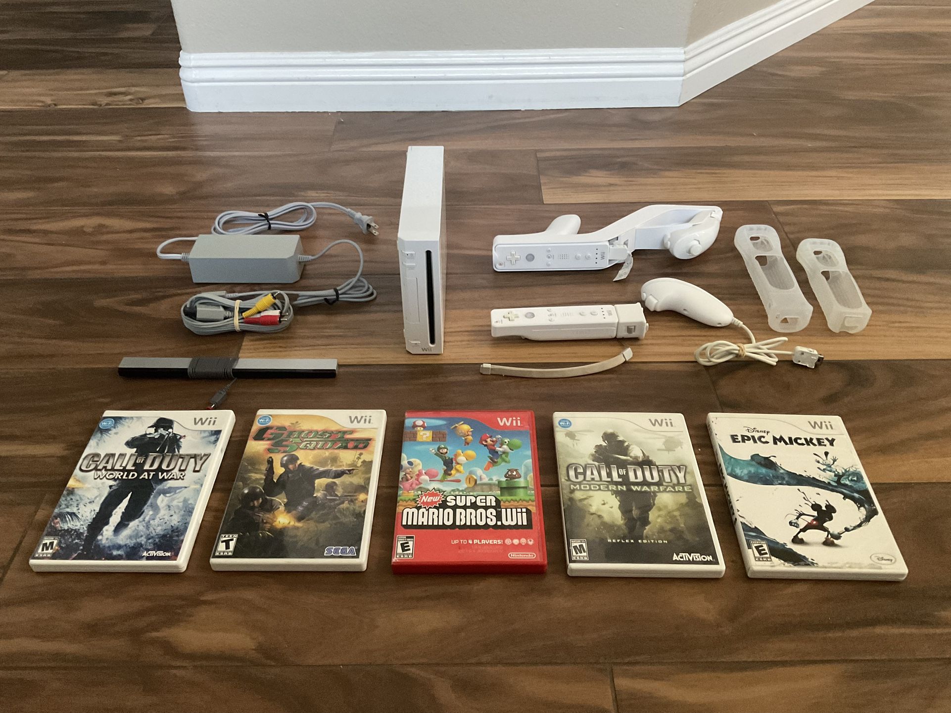 Nintendo Wii Bundle W/ 5 Games & 2 Wiimotes (1x Motion Plus), 2 Nunchuks & Wii Zapper