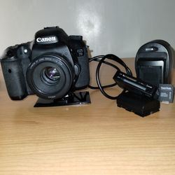 Canon Eos 7D  DSLR CAMERA
