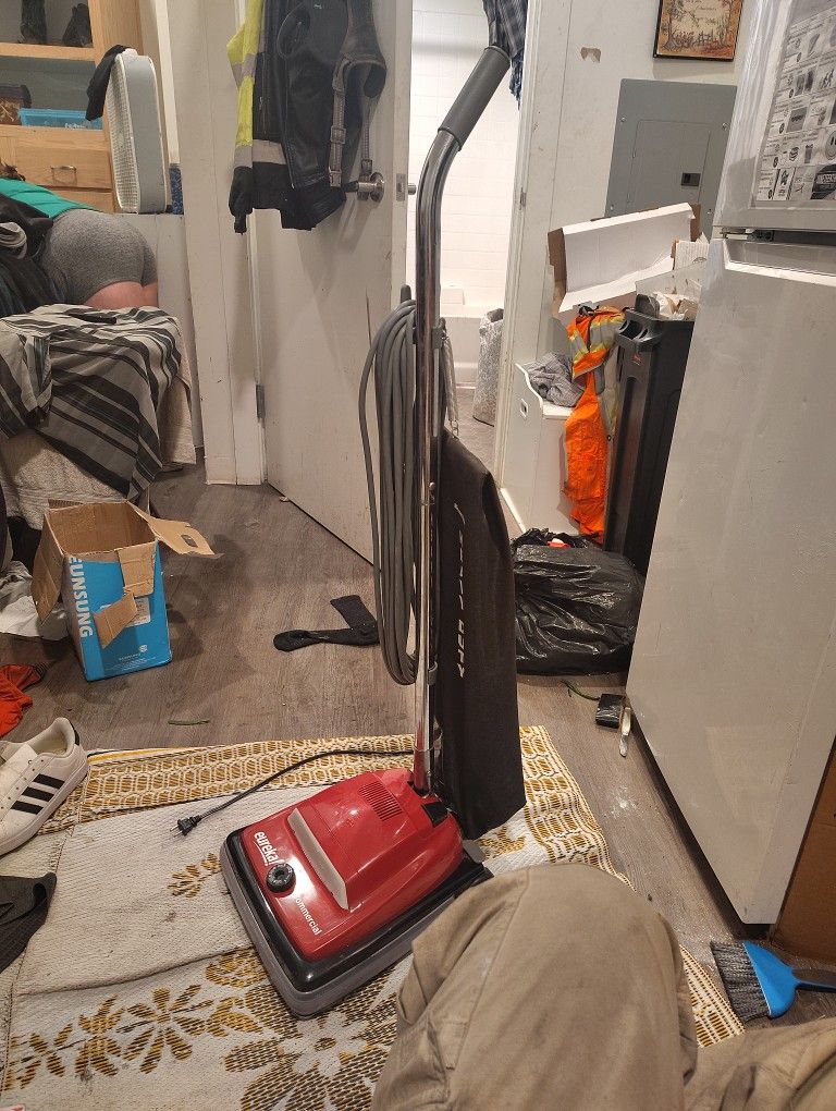 Used Eureka Heavy‑Duty Commercial Upright Vacuum – Excellent Condition – $135 (Cash Only, Sacramento