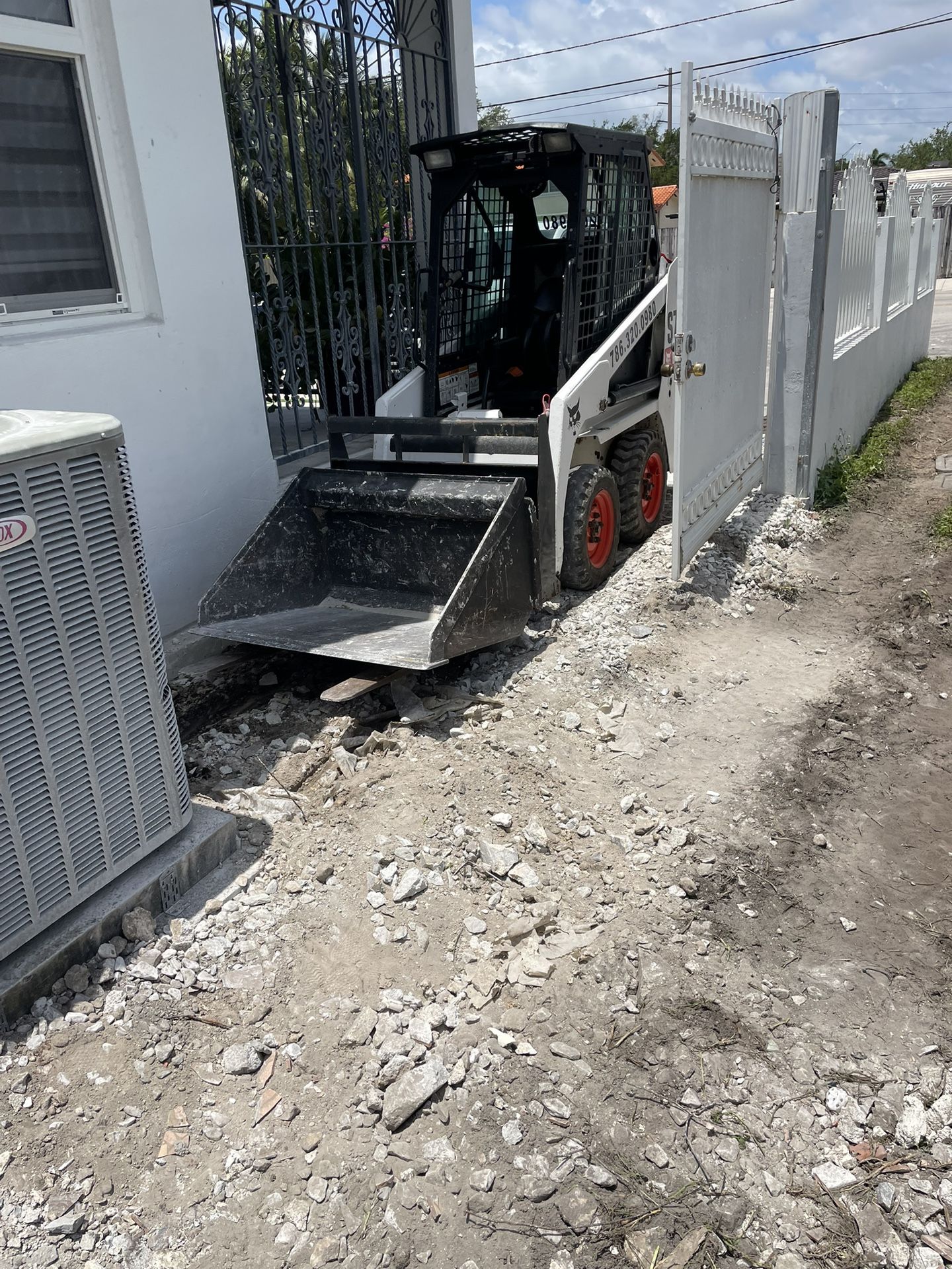 Bobcat Y Camion