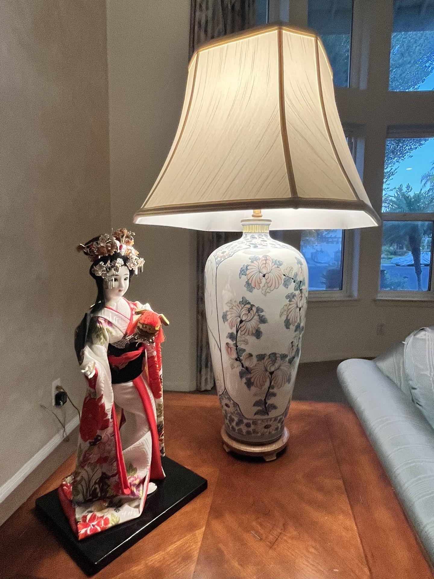 Elegant floral lamp with a traditional Geisha doll.