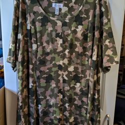 Women's D & Co Green Camouflage Short Sleeve Top