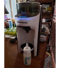 BRAND NEW IN THE BOX Baby Brezza Advanced Pro Dispenser 