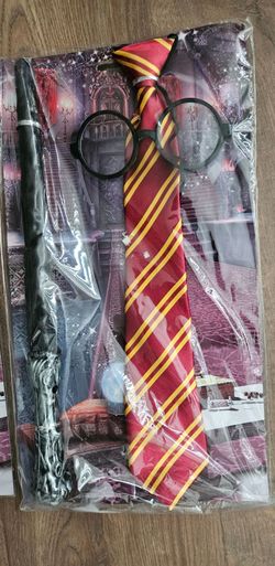 NEW HOLLOWEEN HARRY POTTER COSTUME SET  COMES  WITH TIE, GLASSES AND THE WAND