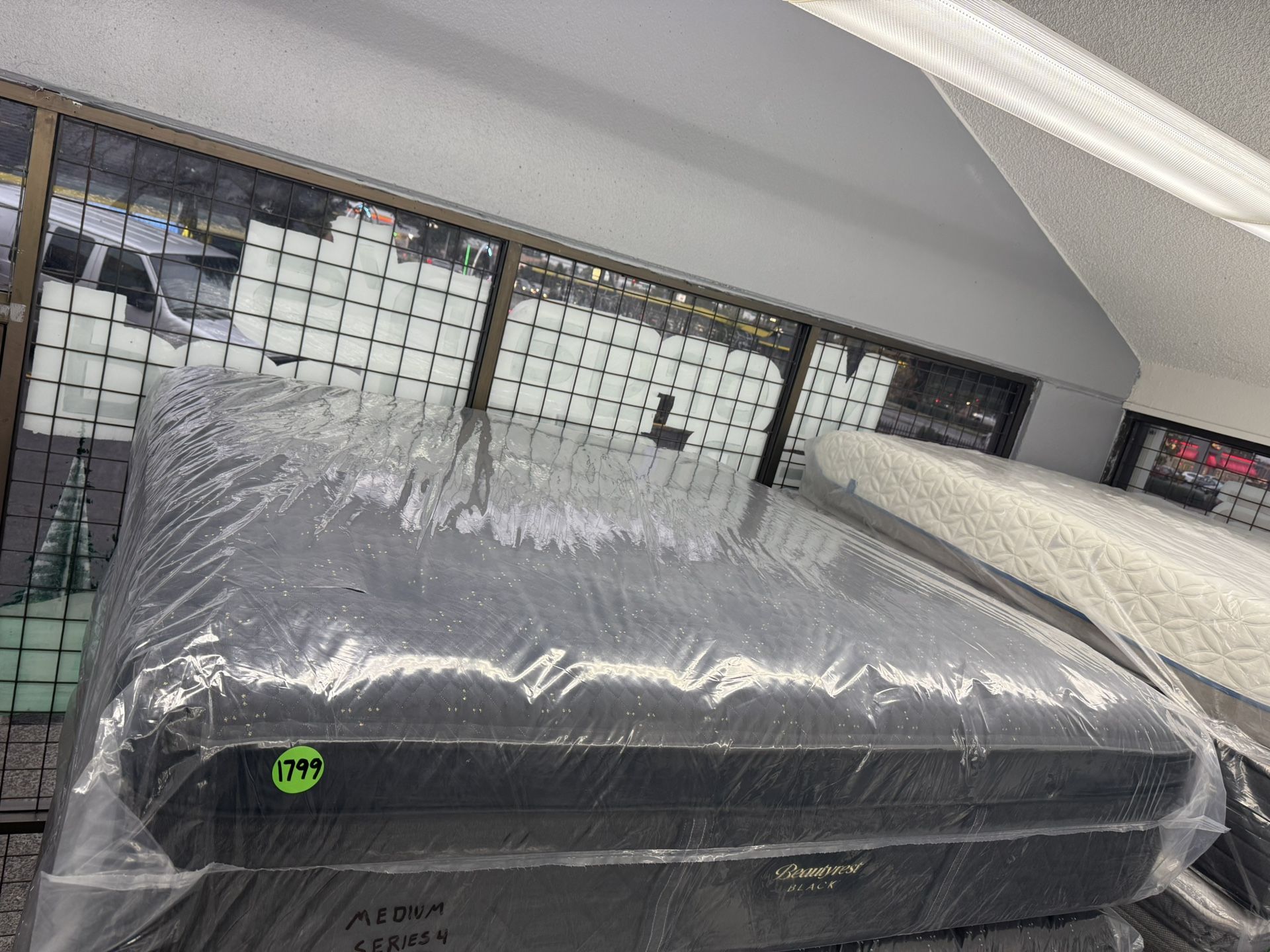 KING SIZE SIMMONS BEAUTYREST BLACK SERIES 4 (MEDIUM) PILLOW TOP MATTRESS &