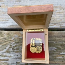 1941 VINTAGE HUMMEL BABY CHARACTER MUSIC BOX - WOOD Sounds Great