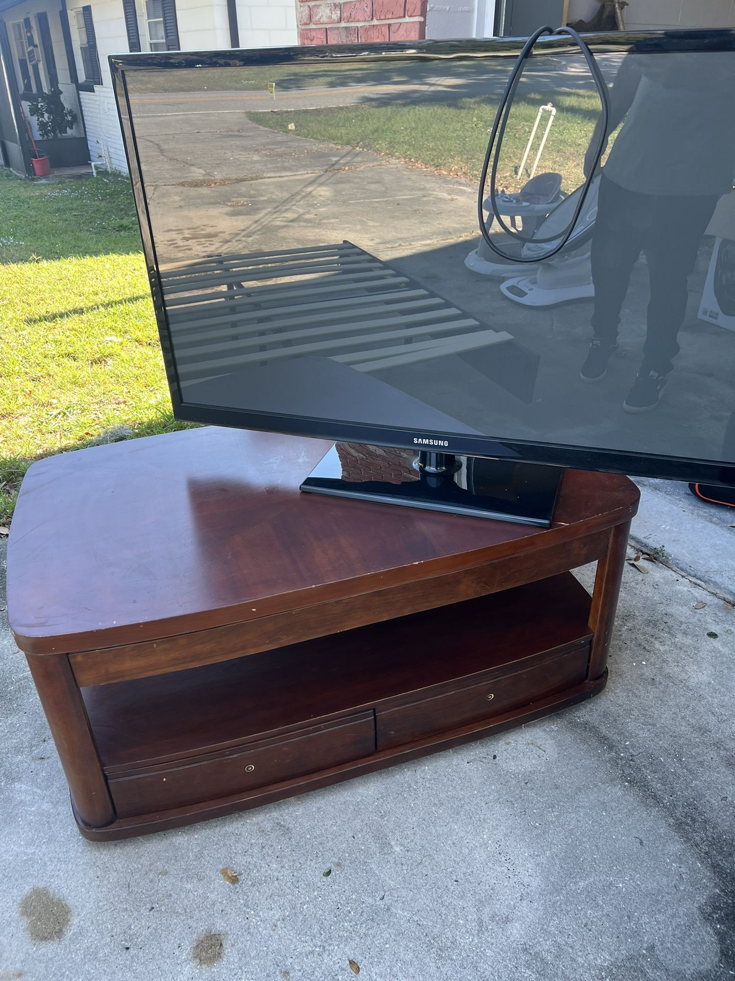 Garage Sale!! Make Up Table & Tv!!