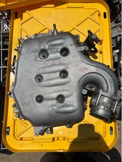 Infiniti Nissan 3.5 VQ35DE upper intake manifold with throttle body