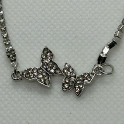 Beautiful Silver Tone Anklet w/ Sparkling Butterflies 