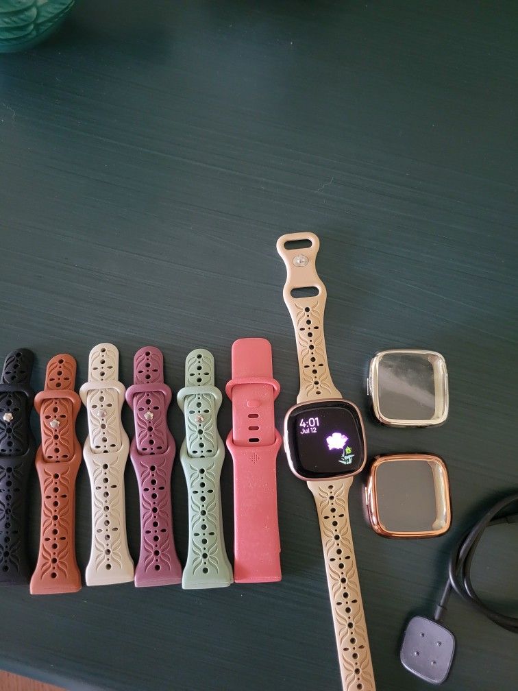 Fitbit Versa 4 Bundle