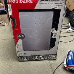 Frigidaire Mini Fridge 4.5 Cubic Feet