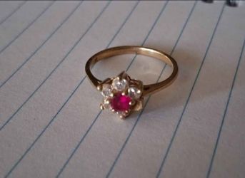 14kt Gold Ring w/ Stones. 2.38 grams.