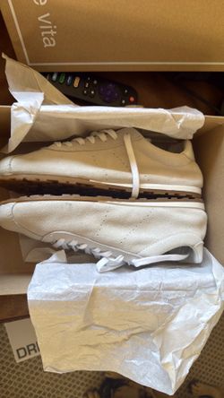 Women’s shoes in a 9