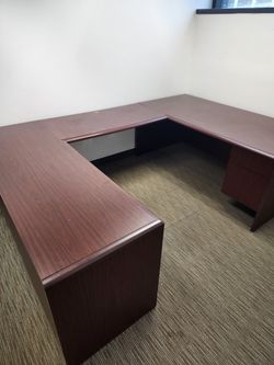 MAHOGANY EXECUTIVE U SHAPE OFFICE DESK,,CLEAN.ONLY $269