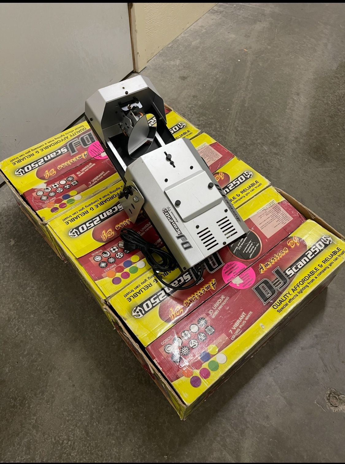 AMERICAN DJ SCAN 250 LIGHT SCANNER