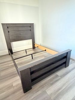 Ashley Furniture Brinxton Full Size Bed  + Base